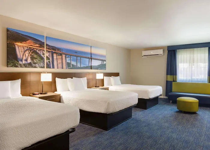 Days Inn & Suites By Wyndham Anaheim At Disneyland Park